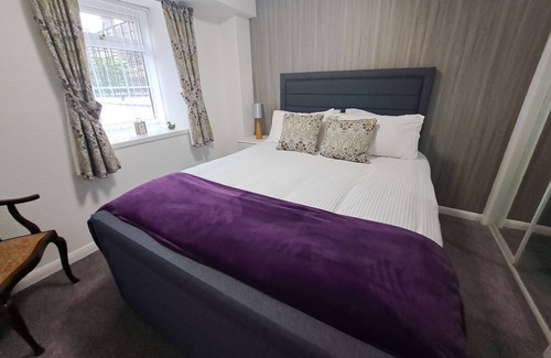 Biggar House | Lovaly former old schoolhouse in the heart of biggar
