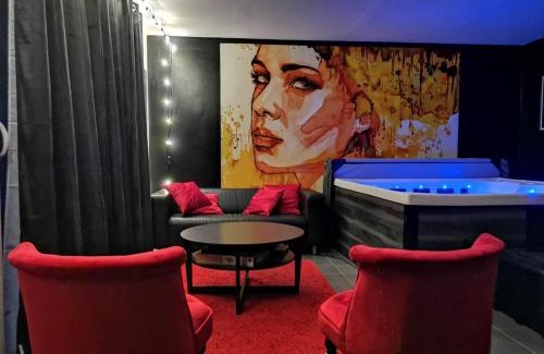 Sainte-Genevieve Bed & Breakfast | Love Room Lili Bulle
