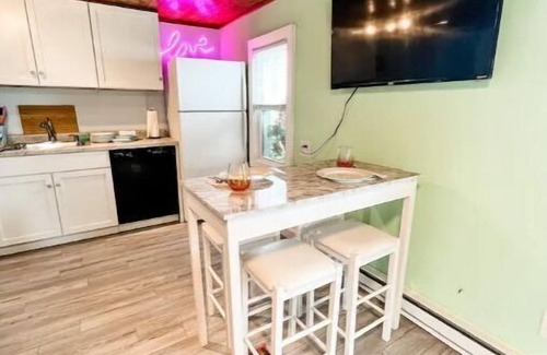 Port Clinton Cottage | Love Shack Private Hot tub steps to Jet/Town