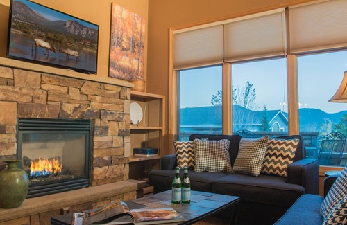 Stanley Hills Condo | Loveable mountain cottage with hot tub and mountain views!