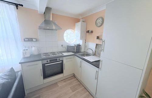 Herne Bay Apartment | Lovely 1 Bed flat in high street - 4 min walk to beach- 300m