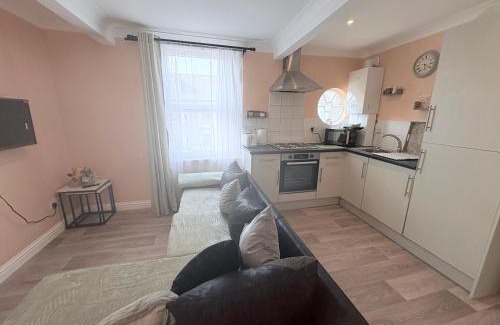 Herne Bay Apartment | Lovely 1 Bed flat in high street - 4 min walk to beach- 300m