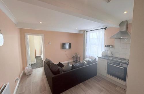 Herne Bay Apartment | Lovely 1 Bed flat in high street - 4 min walk to beach- 300m