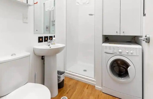 Eden Terrace House | Lovely 1-Bedroom Apartment On Queen Street!