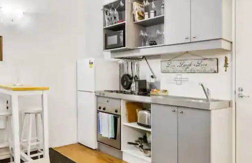Eden Terrace House | Lovely 1-Bedroom Apartment On Queen Street!