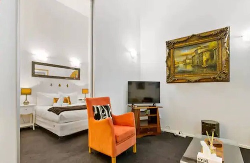 Eden Terrace House | Lovely 1-Bedroom Apartment On Queen Street!