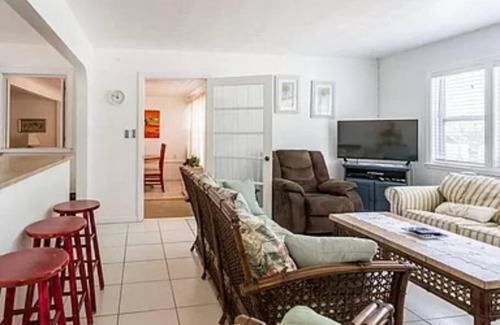 Sarasota Apartment | Lovely 1 Bedroom Unit Across from Lido Key Beach