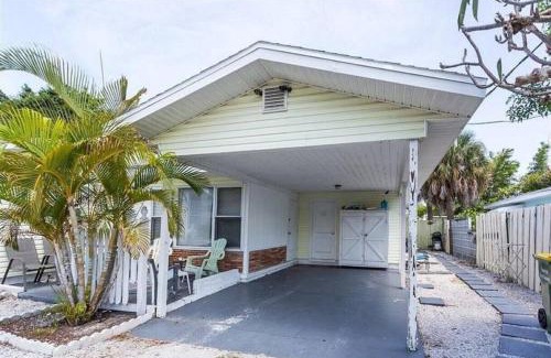 Sarasota Apartment | Lovely 1 Bedroom Unit Across from Lido Key Beach