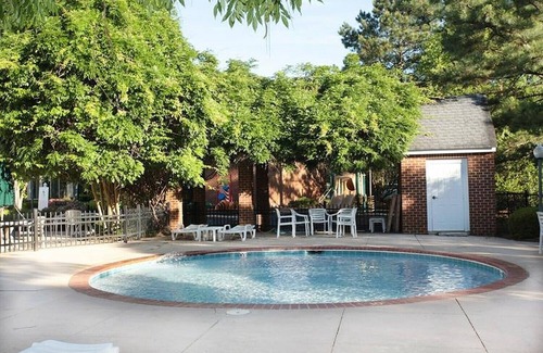 Williamsburg Condo | Lovely 2 Bed, 2 Bath Condo (6 ppl) All Season Pool