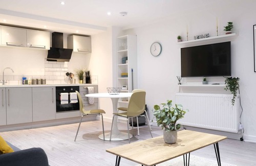 Earls Barton Apartment | Lovely 2 Bed Apartment w Garden near Northampton