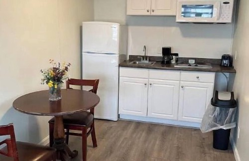 Hampton Apartment | lovely 2-bedroom apartment with pool 2C