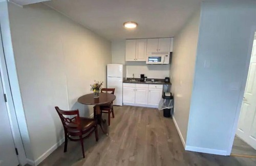 Hampton Apartment | lovely 2-bedroom apartment with pool 2C