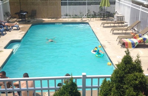 Hampton Apartment | lovely 2-bedroom apartment with pool 2C