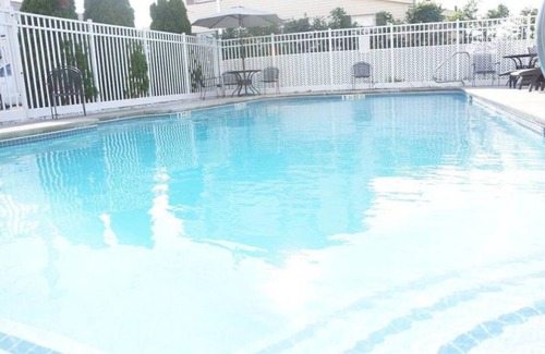 Hampton Apartment | lovely 2-bedroom apartment with pool 2C