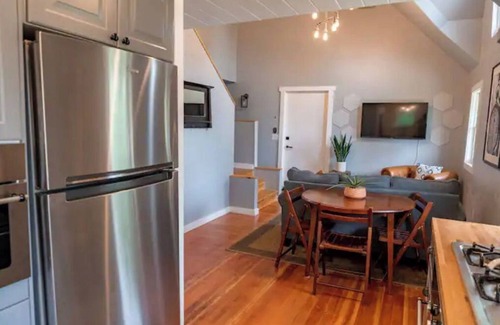 Yakima House | Lovely 2 Bedroom Carriage House Unit with Loft
