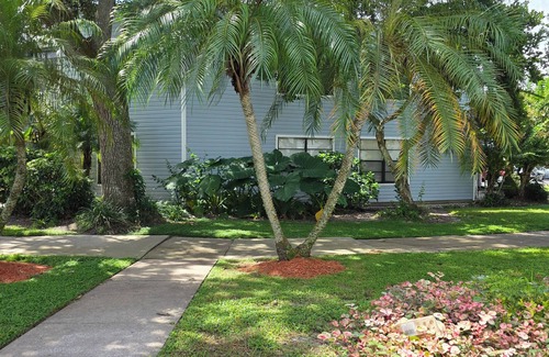 Ventura Condo | Lovely 2-bedroom condo with pool, fitness room and golfing. Close to Airport