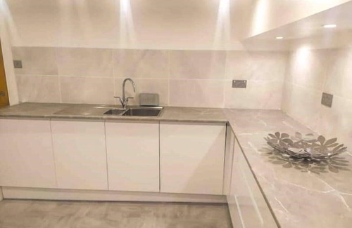 Bearsden Apartment | Lovely 2 Bedroom Garden Flat - with private spa