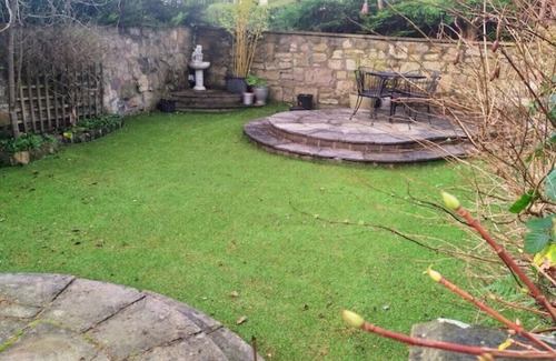 Bearsden Apartment | Lovely 2 Bedroom Garden Flat - with private spa