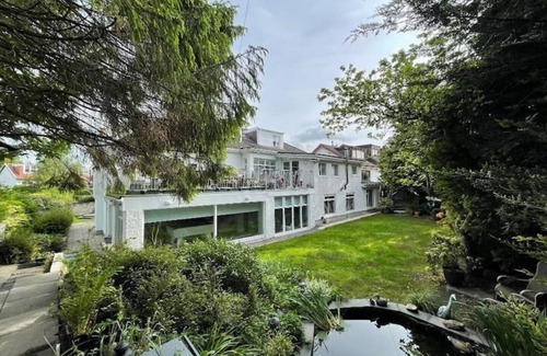 Bearsden Apartment | Lovely 2 Bedroom Garden Flat - with private spa