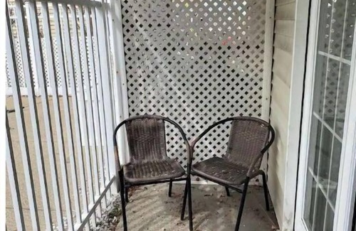 Hampton Apartment | lovely 2-bedrooms with pool #1