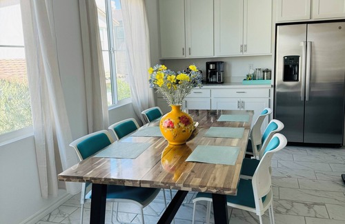 Henderson House | Lovely 2B2B Townhouse in SuperB Location in Henderson