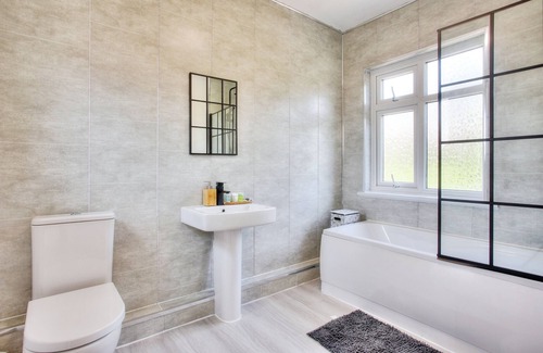 Newcastle-upon-Tyne House | Lovely 3 Bedroom house in newcastle, private drive perfect for 6 people near A1