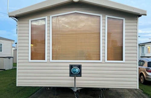 Clacton-on-Sea House | Lovely 3 bed caravan with a home feel ❤️ **Prices: per person, per night**