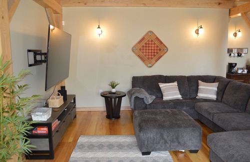 Brockport House | Lovely 3 bedroom home Brockport retreat. 4 miles from the Village of Brockport.