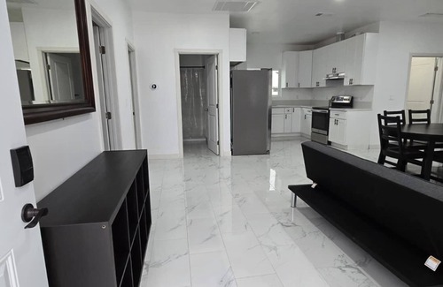 Riverside House | Lovely 3-bedroom house, 5 beds, Sleeps 10 with AC, FREE coffee & laundry