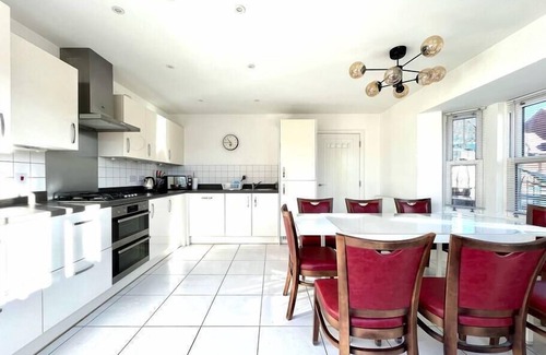 Bicester House | Lovely 4 doubled bedroomed townhouse in Bicester