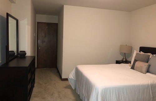 Nob Hill Apartment | Lovely and Spacious 2 Bedroom Parking included