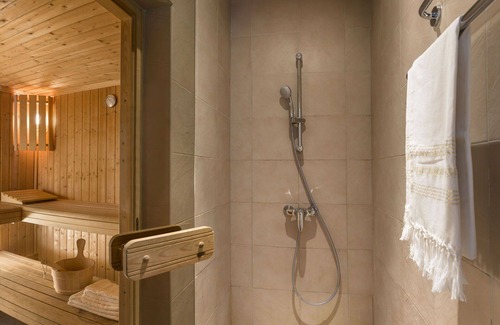 Neuville-sur-Ailette House | Lovely apartment in villa for 4 people with hot tub, WIFI, pool, TV, terrace and parking