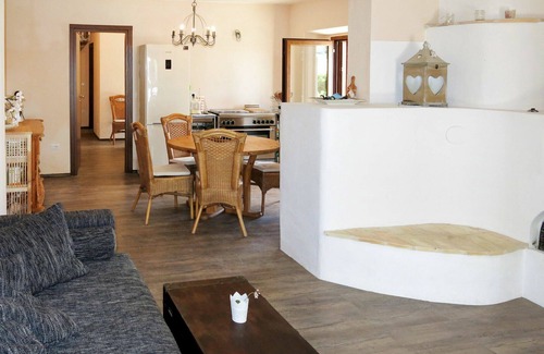 Cologna Spiaggia Villa | Lovely apartment in villa with hot tub, pool, WIFI, A/C, TV, patio, pets allowed, panoramic view