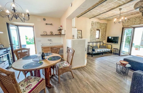 Cologna Spiaggia Villa | Lovely apartment in villa with hot tub, pool, WIFI, A/C, TV, patio, pets allowed, panoramic view