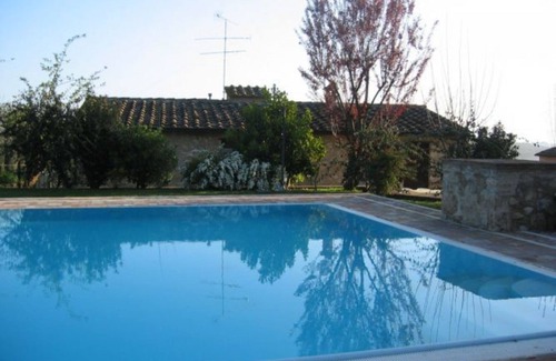 Colle di Val d'Elsa House | Lovely apartment in villa for 2 people with pool, TV, patio and pets allowed