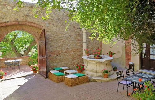 Santo Villa | Lovely apartment in villa for 4 people with A/C, pool, patio, pets allowed and panoramic view