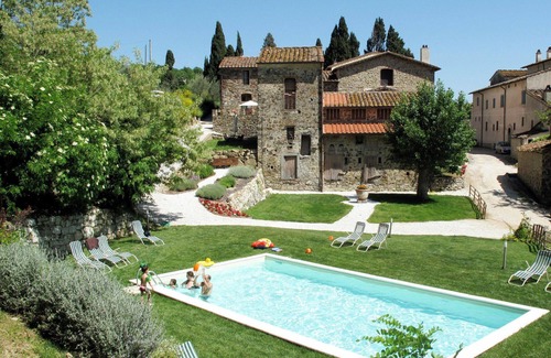 Sesto Fiorentino Villa | Lovely apartment in villa for 3 guests with pool, WIFI, TV, patio and pets allowed