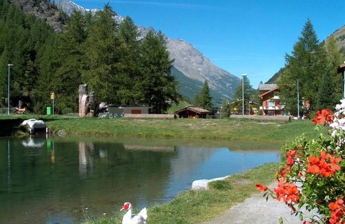 Saas Almagell Apartment | Lovely apartment for 3 people with hot tub, WIFI, TV and balcony
