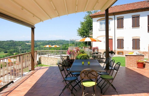 Cossombrato Apartment | Lovely apartment for 4 people with WIFI, pool, TV, patio and pets allowed