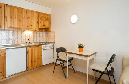 Sion Apartment | Lovely apartment for 2 guests with pool, WIFI, TV, balcony and pets allowed