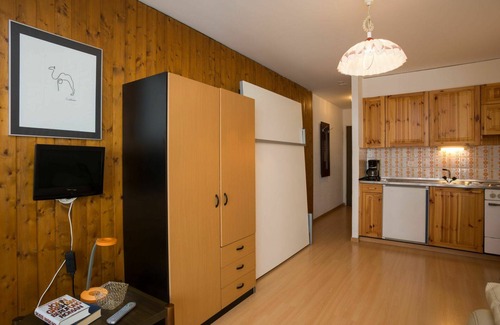 Sion Apartment | Lovely apartment for 2 guests with pool, WIFI, TV, balcony and pets allowed