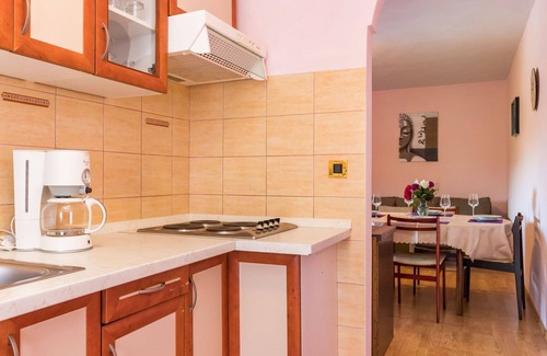 Nova Vas Apartment | Lovely apartment for 4 people with pool, A/C, WIFI, TV and terrace
