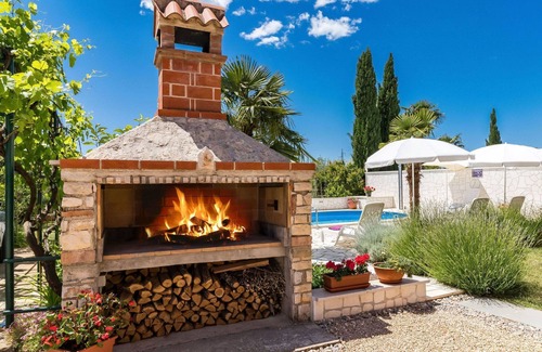 Nova Vas Apartment | Lovely apartment for 4 people with pool, A/C, WIFI, TV and terrace