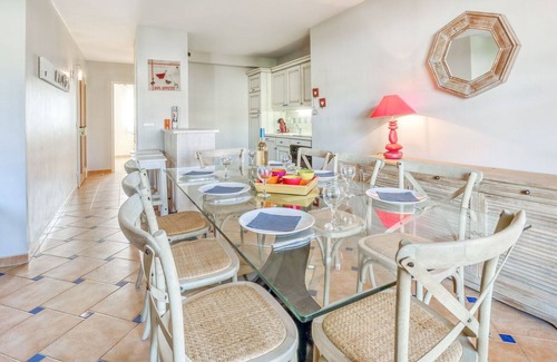La Mole Apartment | Lovely apartment for 6 people with WIFI, pool, TV, balcony, pets allowed and parking