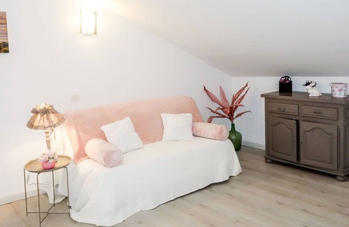 Saint-Laurent-d'Aigouze Apartment | Lovely apartment for 6 guests with WIFI, A/C, private pool, TV, patio, pets allowed and parking