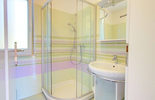 Truske Apartment | Lovely apartment for 6 people with WIFI, A/C, pool, balcony, pets allowed and panoramic view