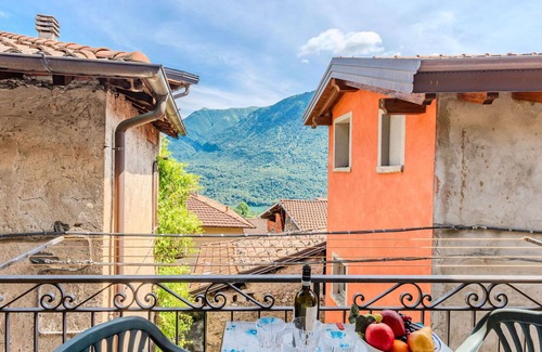 Carlazzo Apartment | Lovely apartment for 4 people with WIFI, TV and balcony