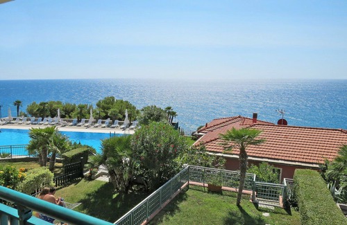 Lavina Apartment | Lovely apartment for 4 people with pool, WIFI, TV, terrace and pets allowed