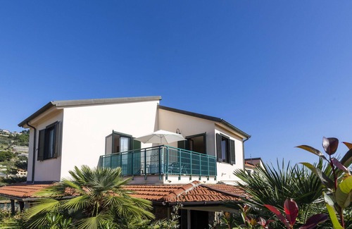 Lavina Apartment | Lovely apartment for 4 people with pool, WIFI, TV, terrace and pets allowed