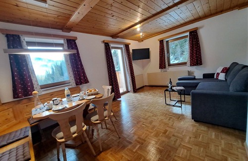 Wildschoenau Villa | Lovely apartment in villa for 3 guests with WIFI, TV and balcony